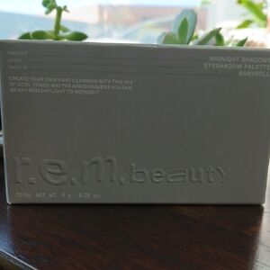 r.e.m. beauty Midnight Shadows Eyeshadow Palette - Babydoll